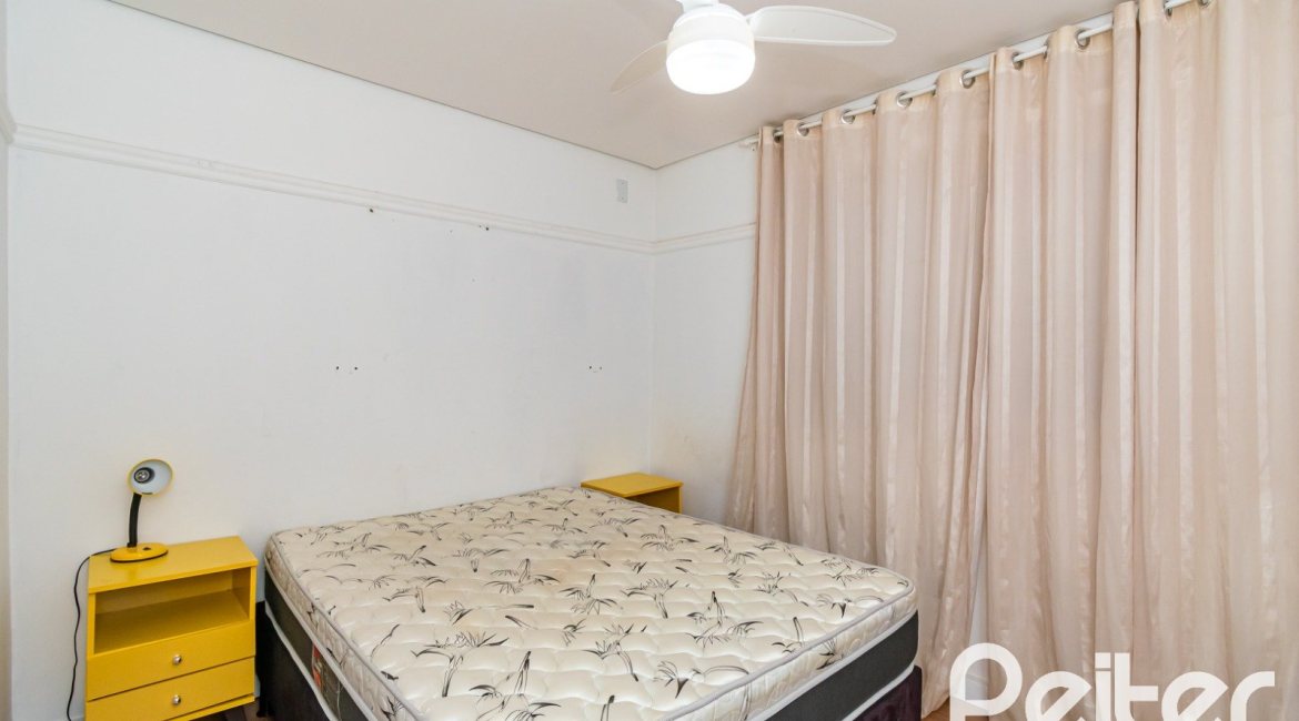 Casa à venda com 185m², 4 dormitórios, 1 suíte, 4 vagas, no bairro Guarujá em Porto Alegre