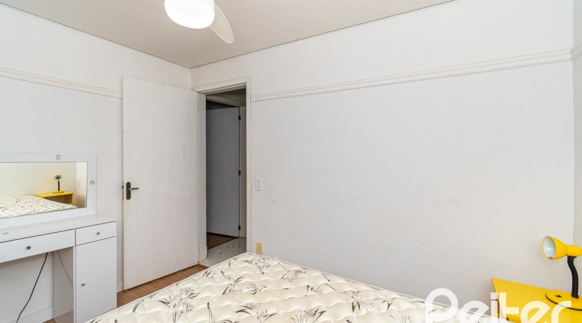 Casa à venda com 185m², 4 dormitórios, 1 suíte, 4 vagas, no bairro Guarujá em Porto Alegre