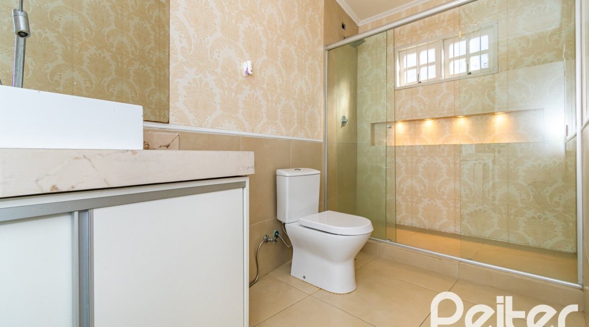 Casa à venda com 185m², 4 dormitórios, 1 suíte, 4 vagas, no bairro Guarujá em Porto Alegre
