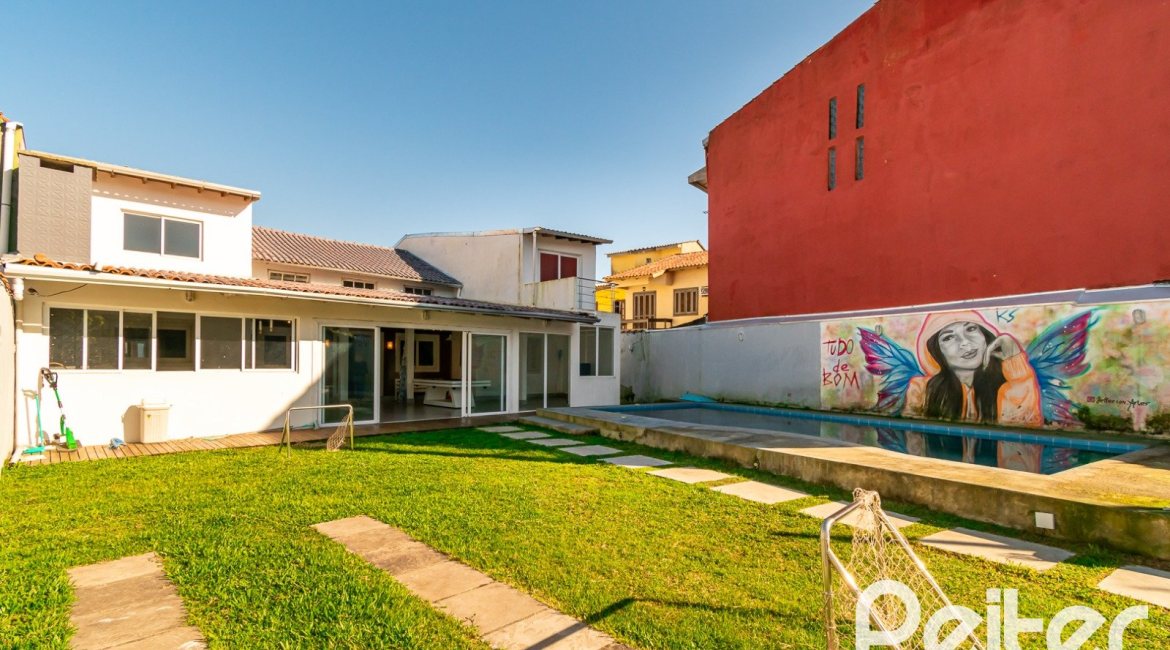 Casa à venda com 185m², 4 dormitórios, 1 suíte, 4 vagas, no bairro Guarujá em Porto Alegre