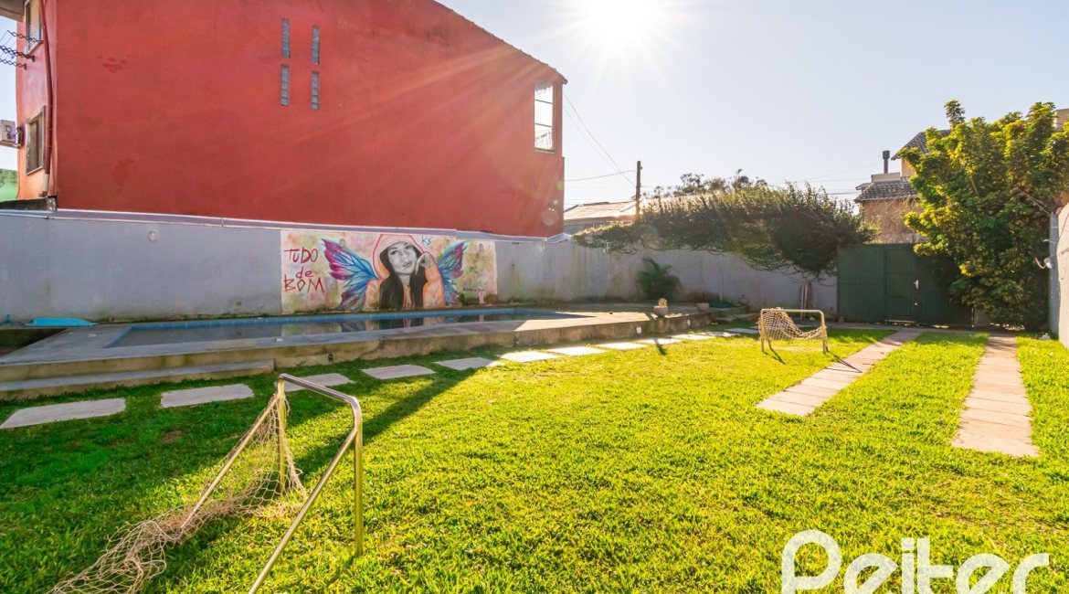 Casa à venda com 185m², 4 dormitórios, 1 suíte, 4 vagas, no bairro Guarujá em Porto Alegre