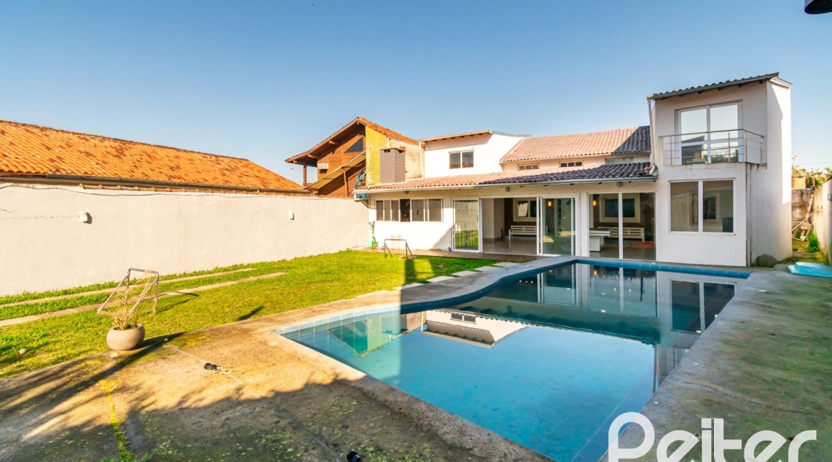 Casa à venda com 185m², 4 dormitórios, 1 suíte, 4 vagas, no bairro Guarujá em Porto Alegre