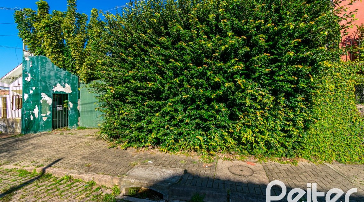 Casa à venda com 185m², 4 dormitórios, 1 suíte, 4 vagas, no bairro Guarujá em Porto Alegre