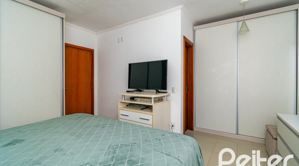 Casa à venda com 215m², 3 dormitórios, 3 suítes, 2 vagas, no bairro Tristeza em Porto Alegre