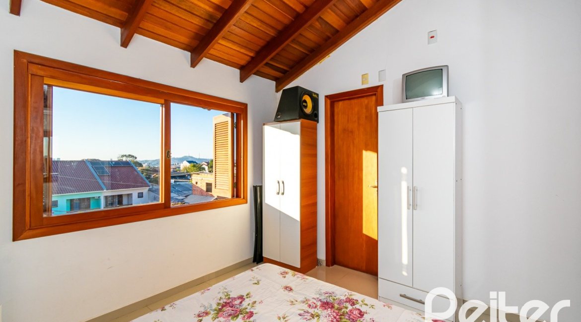 Casa à venda com 215m², 3 dormitórios, 3 suítes, 2 vagas, no bairro Tristeza em Porto Alegre