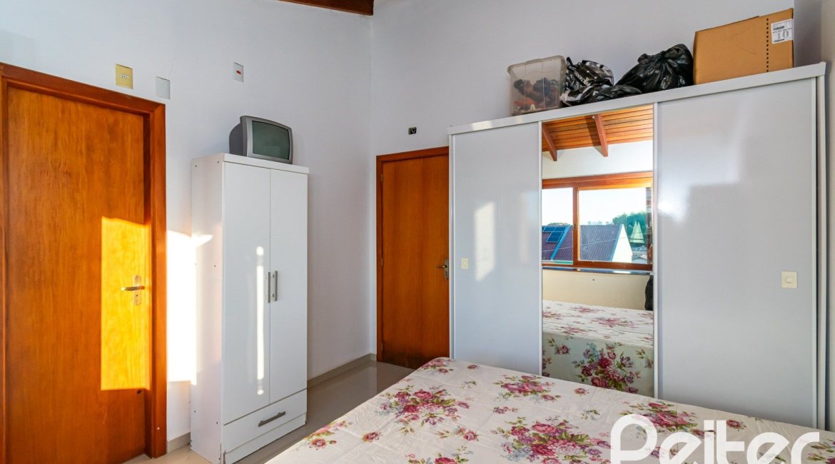 Casa à venda com 215m², 3 dormitórios, 3 suítes, 2 vagas, no bairro Tristeza em Porto Alegre