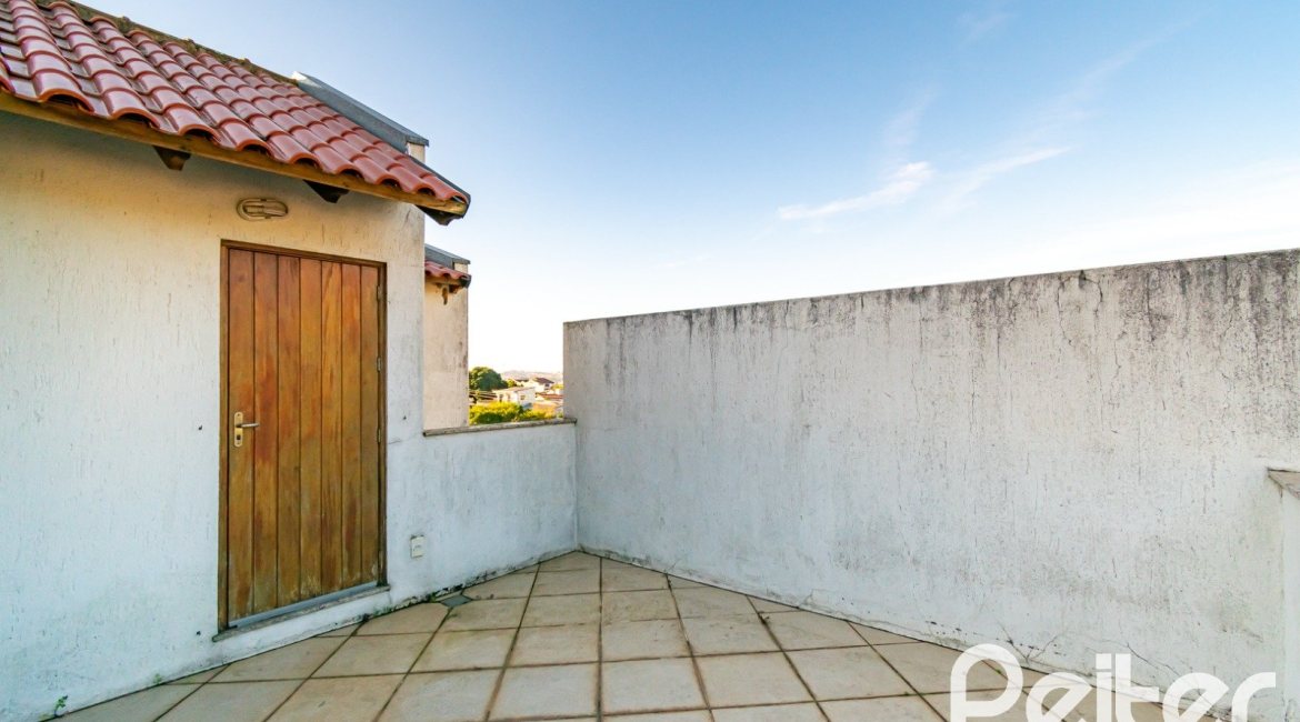 Casa à venda com 215m², 3 dormitórios, 3 suítes, 2 vagas, no bairro Tristeza em Porto Alegre