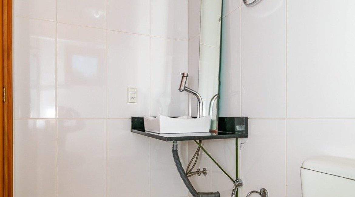 Casa à venda com 215m², 3 dormitórios, 3 suítes, 2 vagas, no bairro Tristeza em Porto Alegre