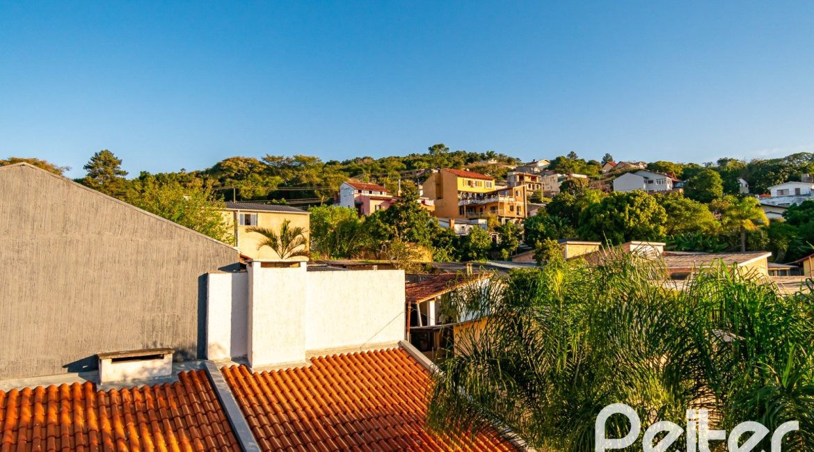 Casa à venda com 215m², 3 dormitórios, 3 suítes, 2 vagas, no bairro Tristeza em Porto Alegre