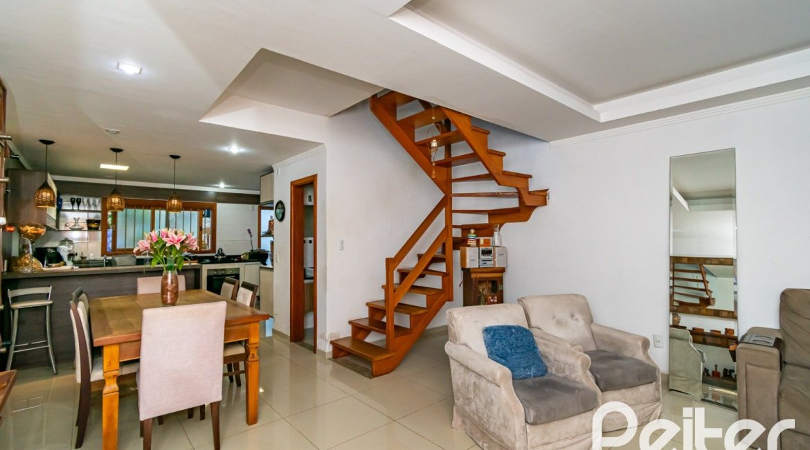 Casa à venda com 215m², 3 dormitórios, 3 suítes, 2 vagas, no bairro Tristeza em Porto Alegre