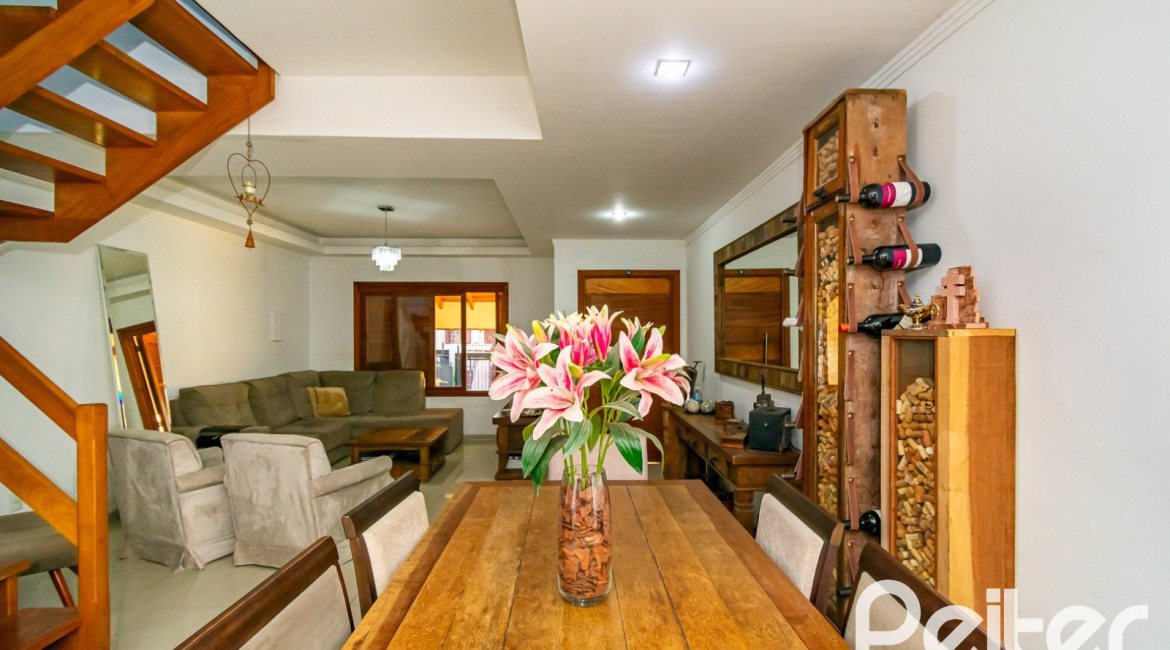 Casa à venda com 215m², 3 dormitórios, 3 suítes, 2 vagas, no bairro Tristeza em Porto Alegre