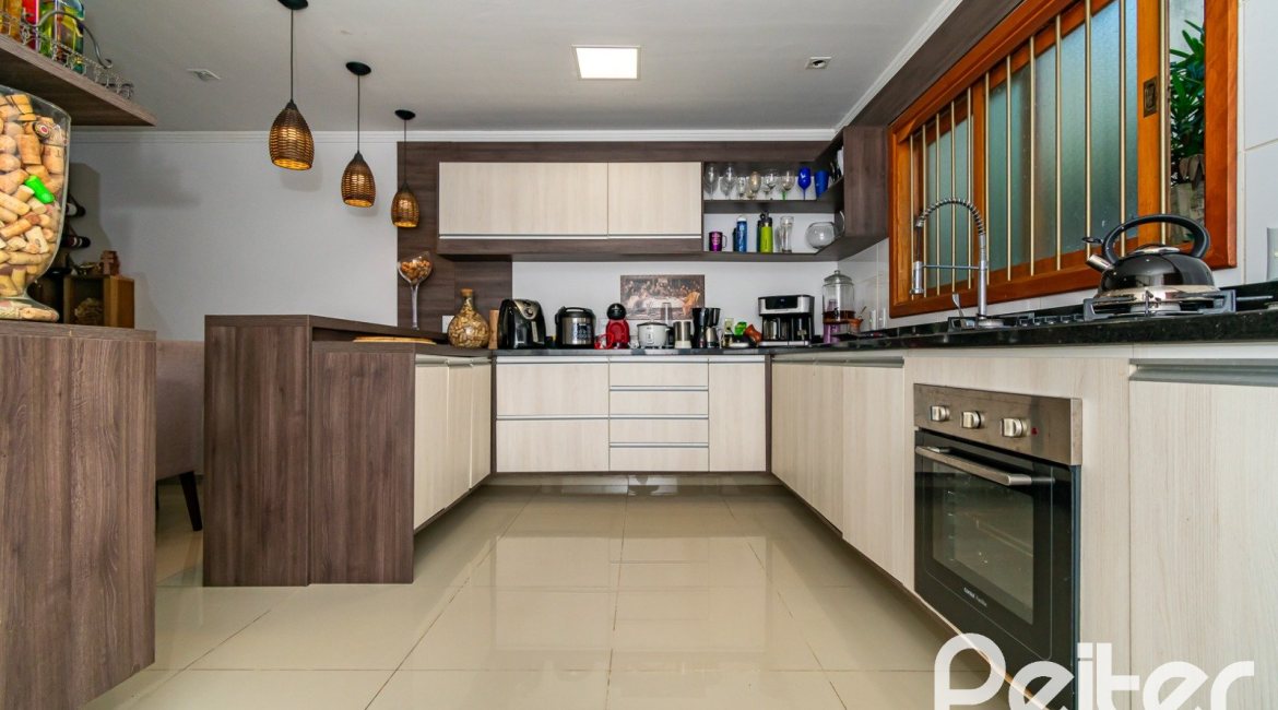 Casa à venda com 215m², 3 dormitórios, 3 suítes, 2 vagas, no bairro Tristeza em Porto Alegre