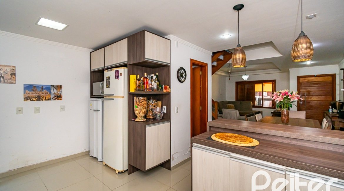 Casa à venda com 215m², 3 dormitórios, 3 suítes, 2 vagas, no bairro Tristeza em Porto Alegre