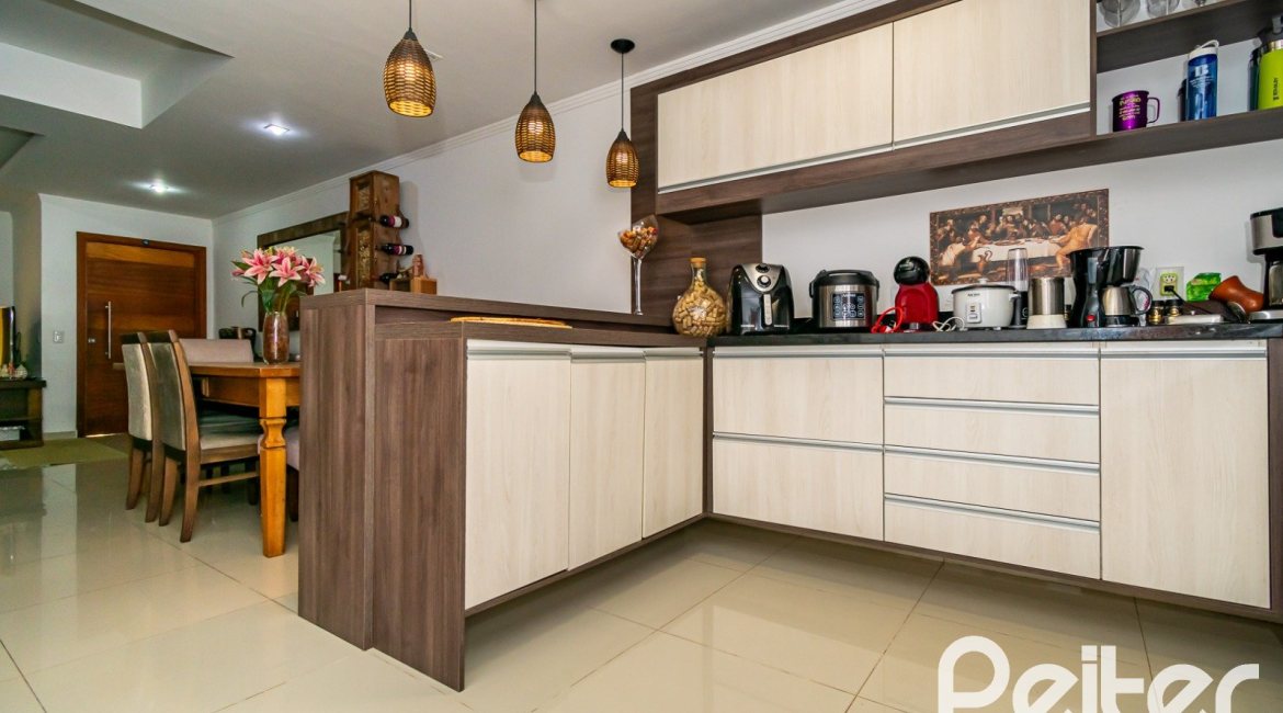 Casa à venda com 215m², 3 dormitórios, 3 suítes, 2 vagas, no bairro Tristeza em Porto Alegre