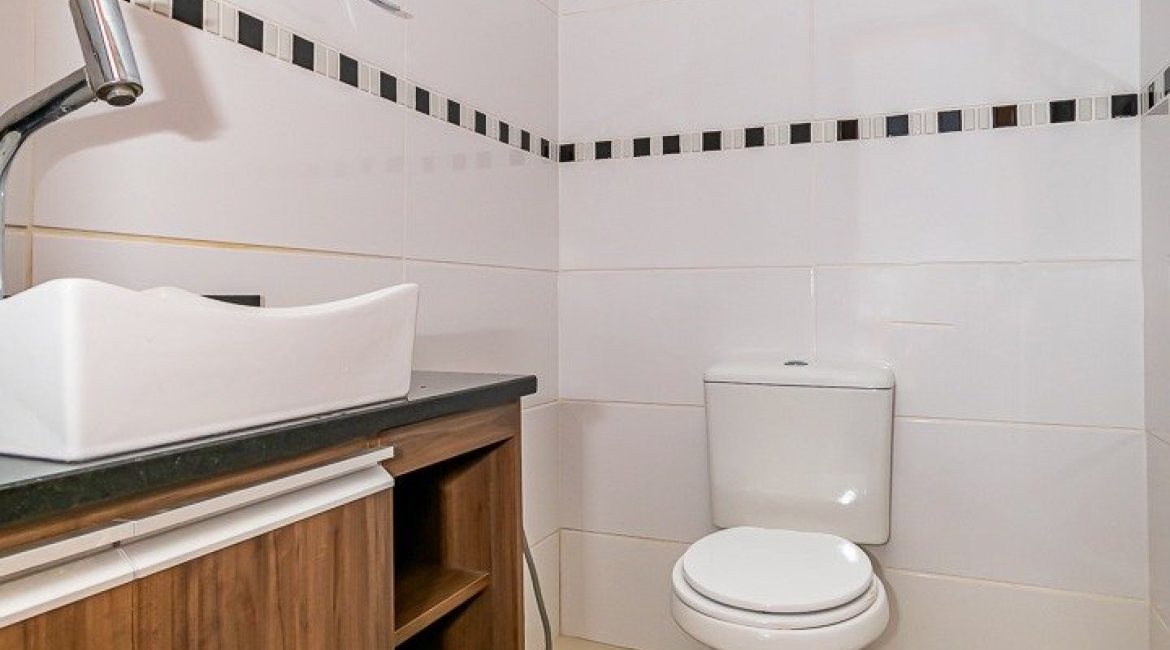 Casa à venda com 215m², 3 dormitórios, 3 suítes, 2 vagas, no bairro Tristeza em Porto Alegre