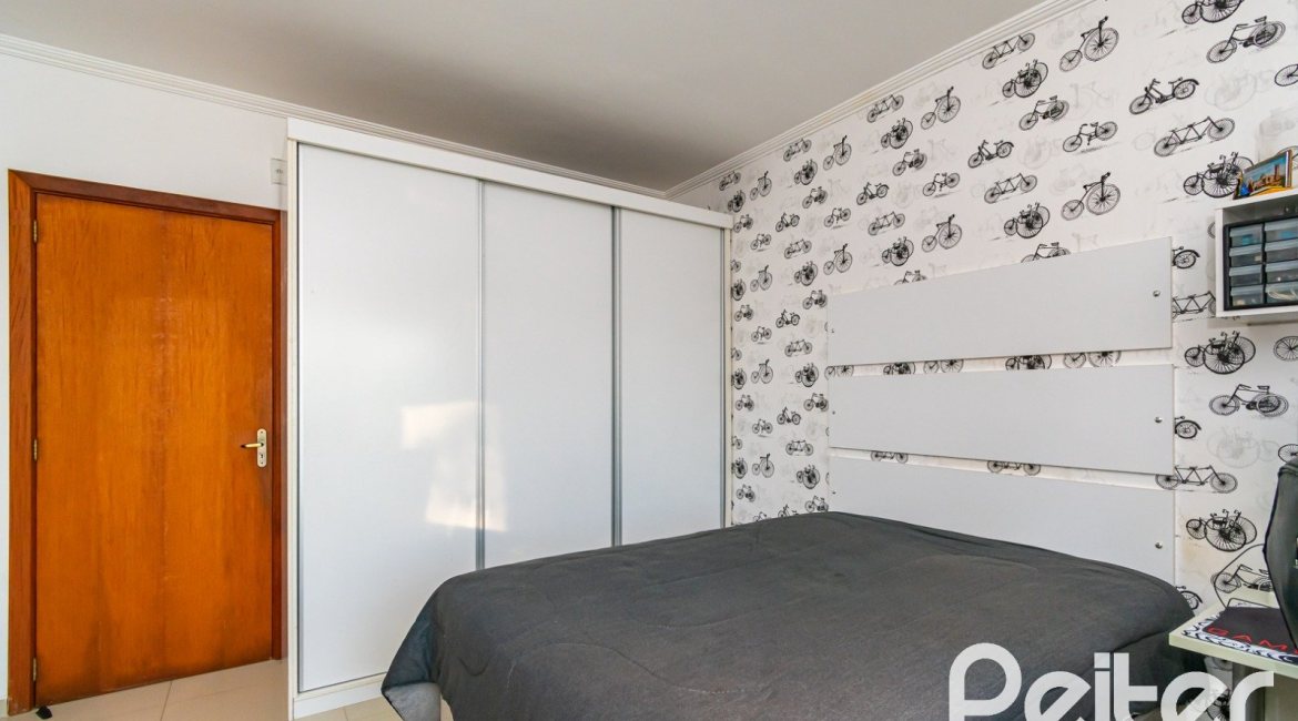 Casa à venda com 215m², 3 dormitórios, 3 suítes, 2 vagas, no bairro Tristeza em Porto Alegre