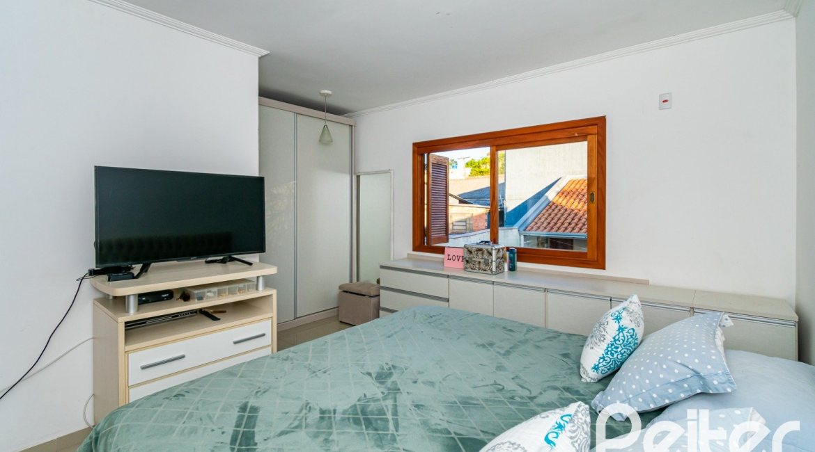 Casa à venda com 215m², 3 dormitórios, 3 suítes, 2 vagas, no bairro Tristeza em Porto Alegre