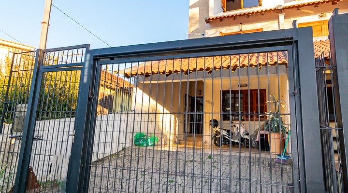 Casa à venda com 215m², 3 dormitórios, 3 suítes, 2 vagas, no bairro Tristeza em Porto Alegre