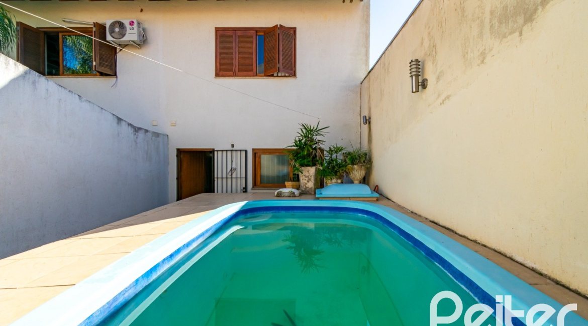 Casa à venda com 215m², 3 dormitórios, 3 suítes, 2 vagas, no bairro Tristeza em Porto Alegre