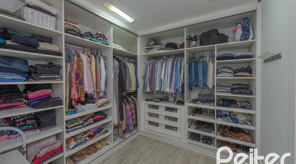 Casa em Condomínio à venda com 460m², 3 dormitórios, 3 suítes, 6 vagas, no bairro Terra Ville em PORTO ALEGRE