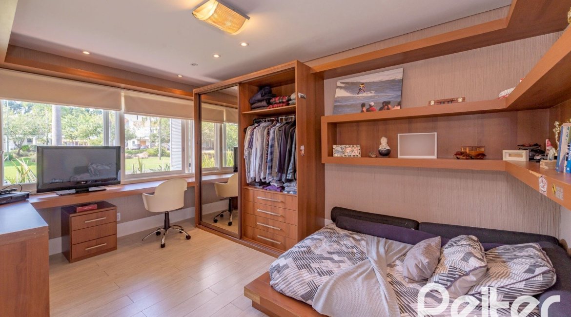 Casa em Condomínio à venda com 460m², 3 dormitórios, 3 suítes, 6 vagas, no bairro Terra Ville em PORTO ALEGRE