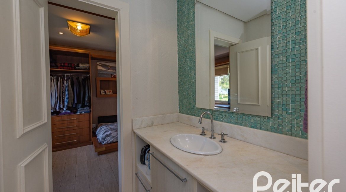 Casa em Condomínio à venda com 460m², 3 dormitórios, 3 suítes, 6 vagas, no bairro Terra Ville em PORTO ALEGRE