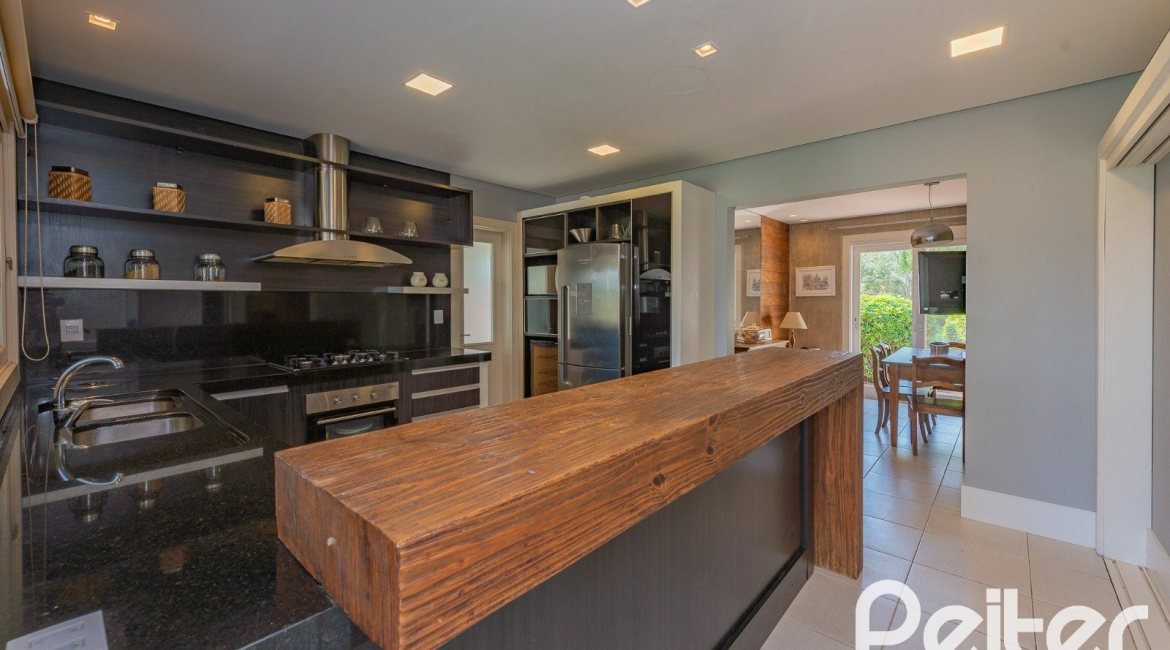 Casa em Condomínio à venda com 460m², 3 dormitórios, 3 suítes, 6 vagas, no bairro Terra Ville em PORTO ALEGRE