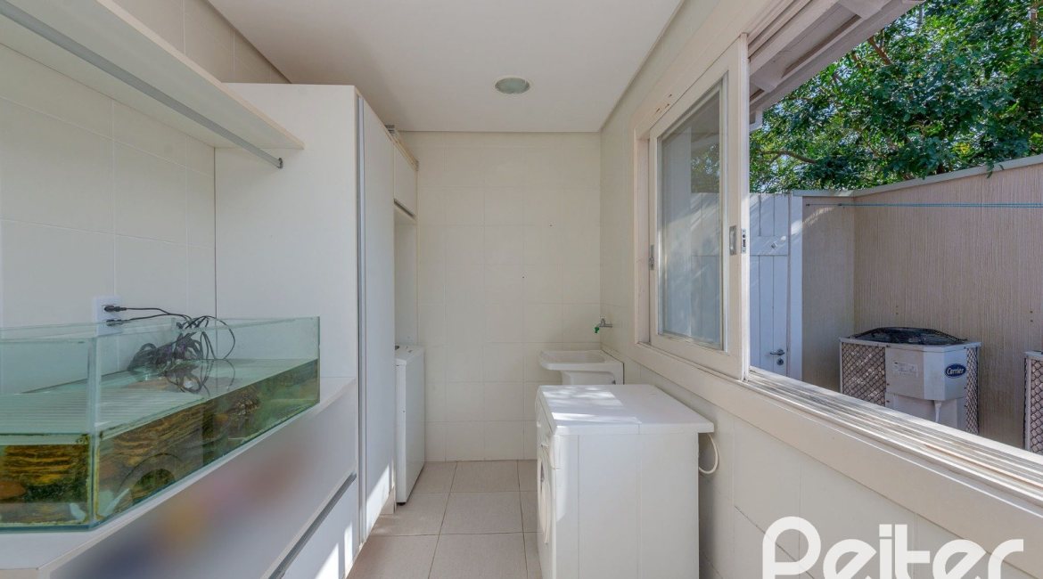 Casa em Condomínio à venda com 460m², 3 dormitórios, 3 suítes, 6 vagas, no bairro Terra Ville em PORTO ALEGRE