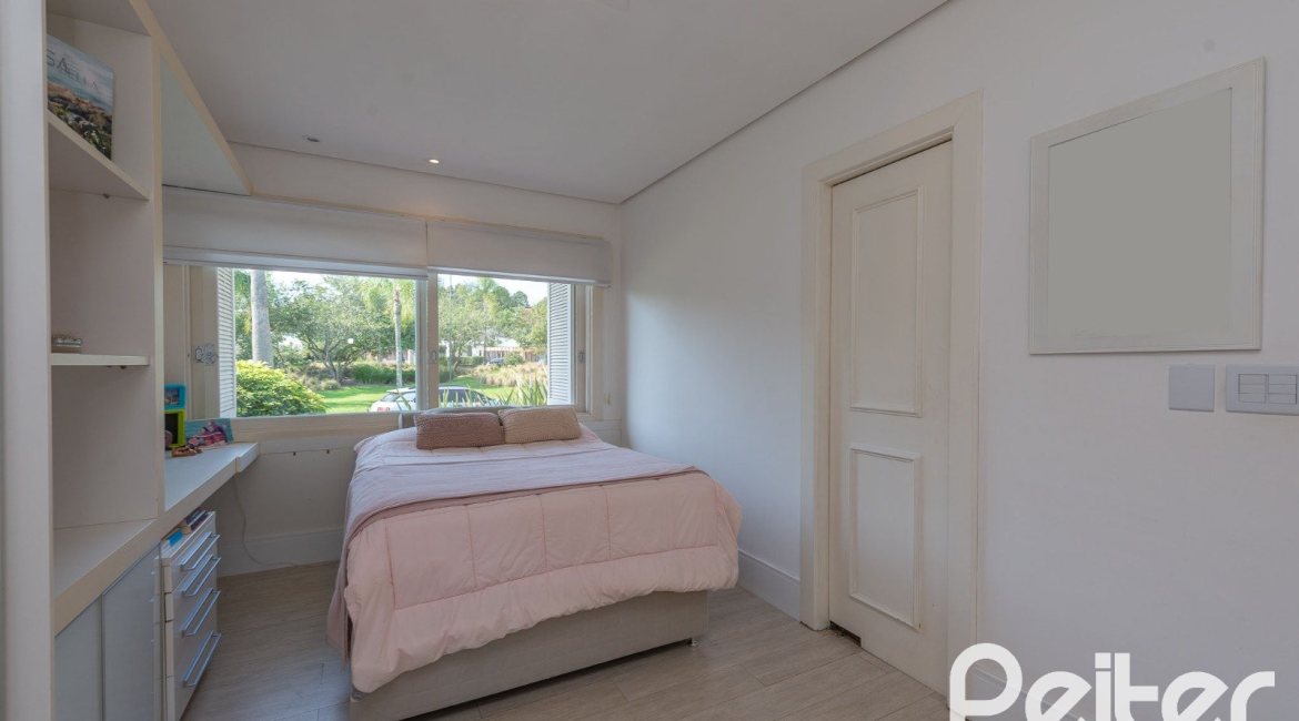 Casa em Condomínio à venda com 460m², 3 dormitórios, 3 suítes, 6 vagas, no bairro Terra Ville em PORTO ALEGRE