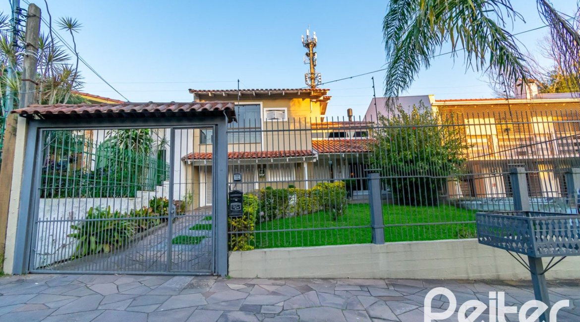 Casa à venda com 323m², 3 dormitórios, 1 suíte, 3 vagas, no bairro Ipanema em Porto Alegre