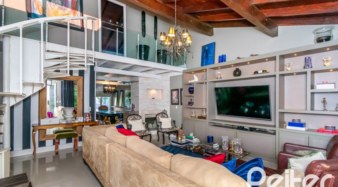 Casa à venda com 323m², 3 dormitórios, 1 suíte, 3 vagas, no bairro Ipanema em Porto Alegre