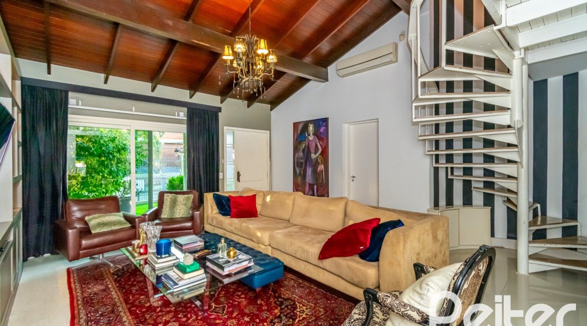 Casa à venda com 323m², 3 dormitórios, 1 suíte, 3 vagas, no bairro Ipanema em Porto Alegre