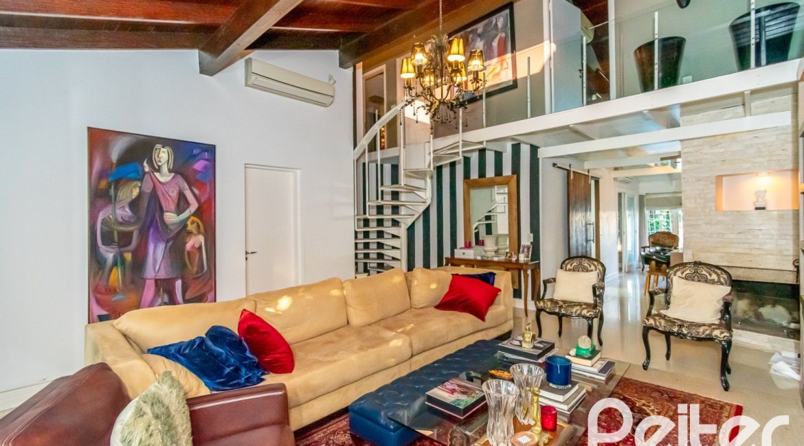 Casa à venda com 323m², 3 dormitórios, 1 suíte, 3 vagas, no bairro Ipanema em Porto Alegre