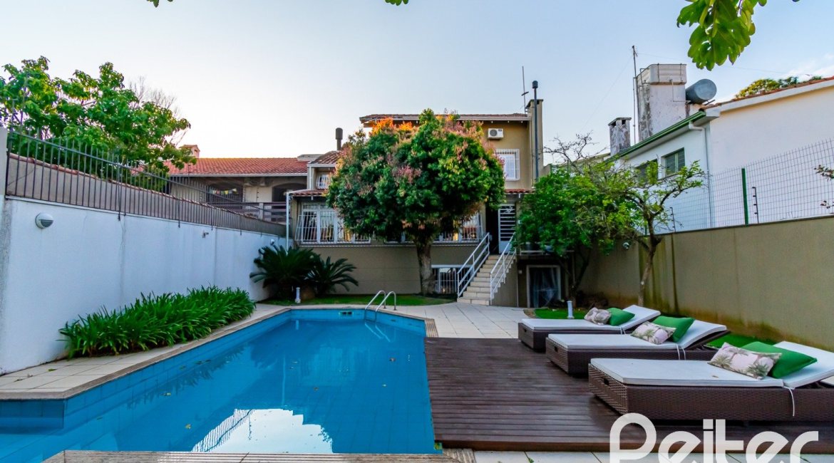 Casa à venda com 323m², 3 dormitórios, 1 suíte, 3 vagas, no bairro Ipanema em Porto Alegre