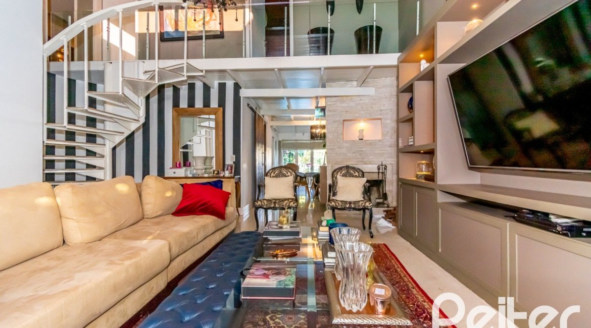 Casa à venda com 323m², 3 dormitórios, 1 suíte, 3 vagas, no bairro Ipanema em Porto Alegre