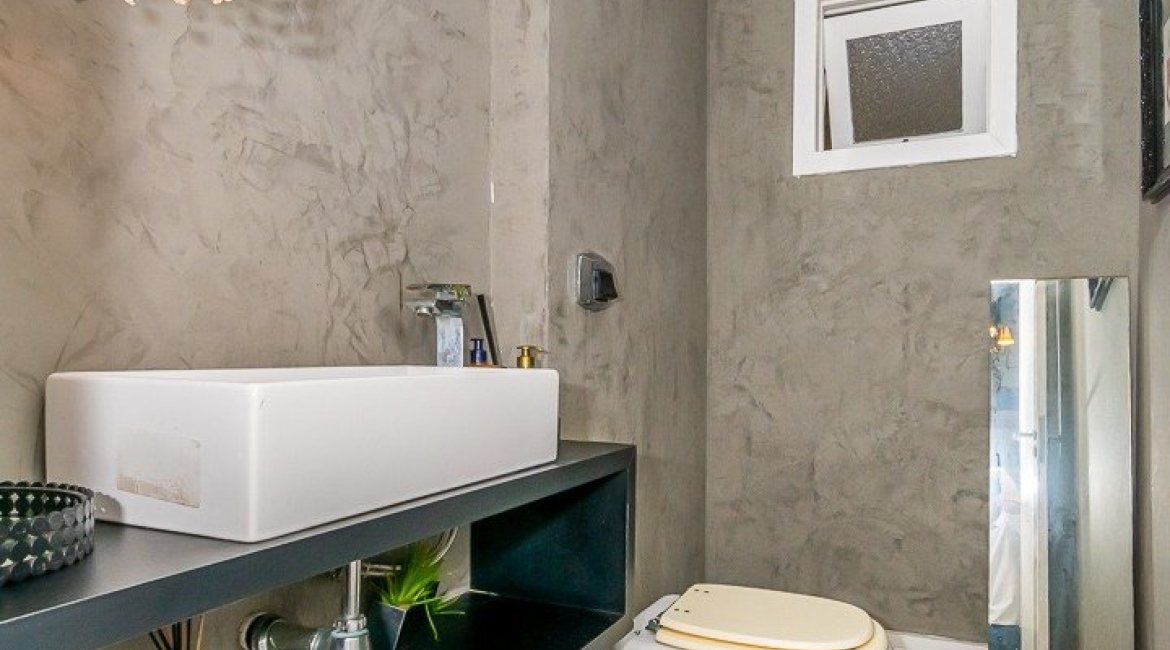 Casa à venda com 323m², 3 dormitórios, 1 suíte, 3 vagas, no bairro Ipanema em Porto Alegre