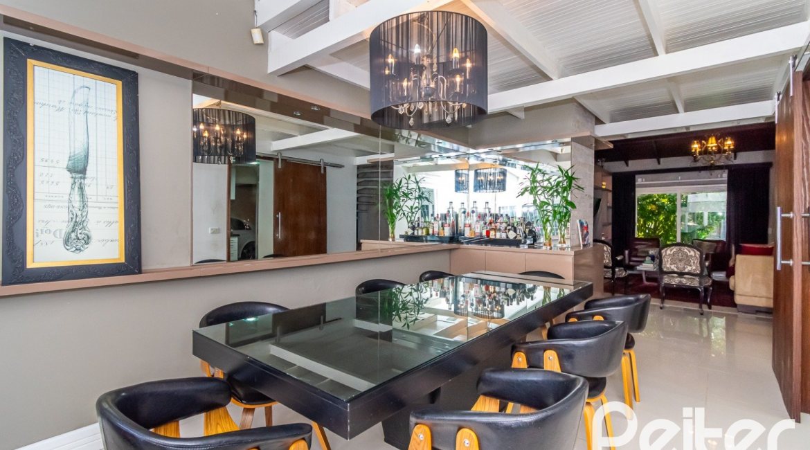 Casa à venda com 323m², 3 dormitórios, 1 suíte, 3 vagas, no bairro Ipanema em Porto Alegre