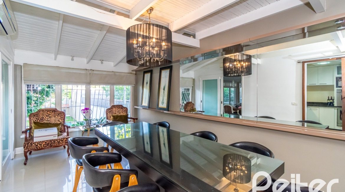 Casa à venda com 323m², 3 dormitórios, 1 suíte, 3 vagas, no bairro Ipanema em Porto Alegre