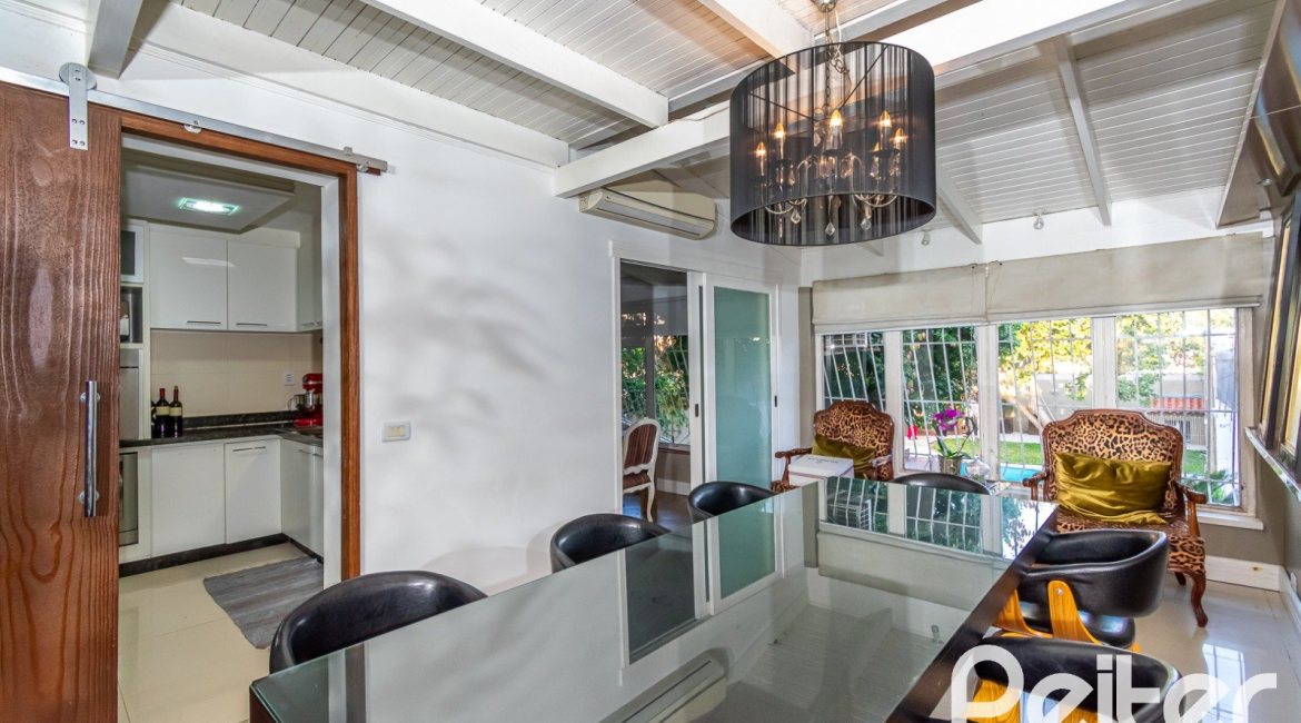 Casa à venda com 323m², 3 dormitórios, 1 suíte, 3 vagas, no bairro Ipanema em Porto Alegre