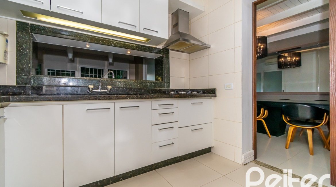 Casa à venda com 323m², 3 dormitórios, 1 suíte, 3 vagas, no bairro Ipanema em Porto Alegre