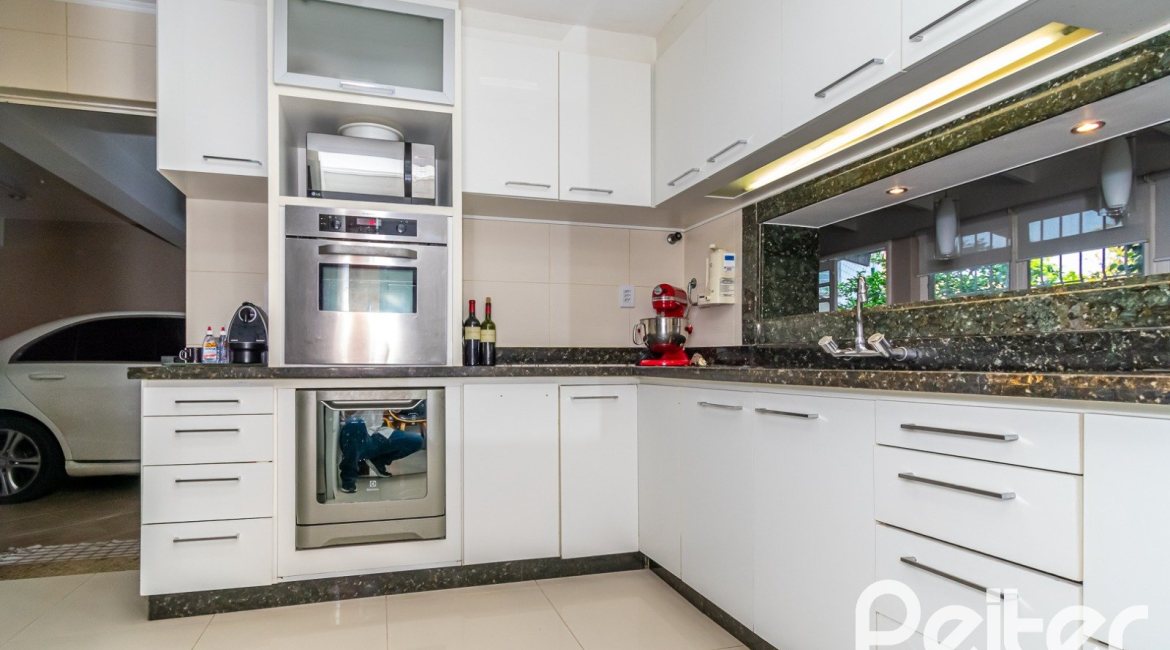 Casa à venda com 323m², 3 dormitórios, 1 suíte, 3 vagas, no bairro Ipanema em Porto Alegre