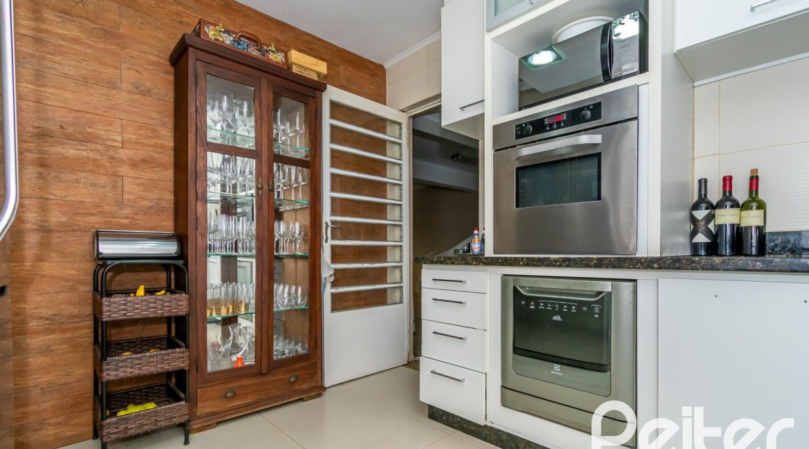 Casa à venda com 323m², 3 dormitórios, 1 suíte, 3 vagas, no bairro Ipanema em Porto Alegre