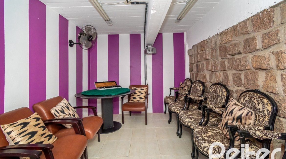 Casa à venda com 323m², 3 dormitórios, 1 suíte, 3 vagas, no bairro Ipanema em Porto Alegre