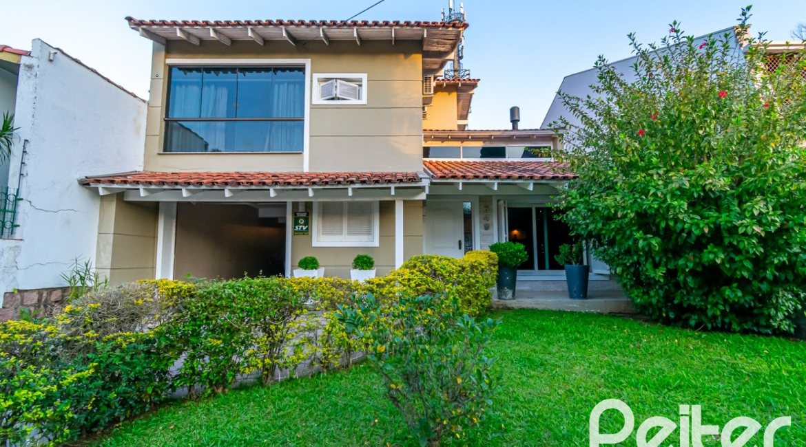 Casa à venda com 323m², 3 dormitórios, 1 suíte, 3 vagas, no bairro Ipanema em Porto Alegre
