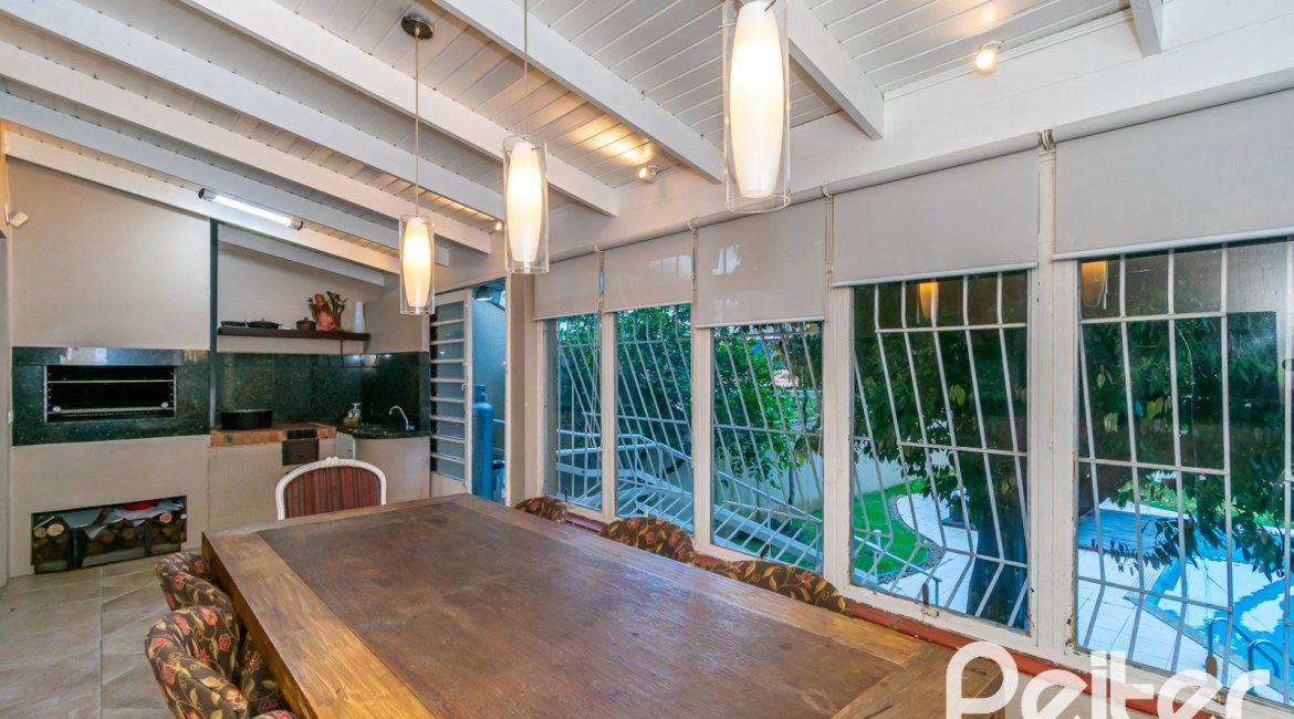 Casa à venda com 323m², 3 dormitórios, 1 suíte, 3 vagas, no bairro Ipanema em Porto Alegre