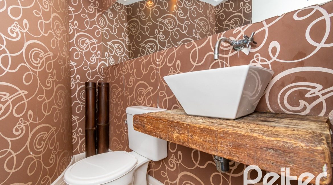 Casa à venda com 323m², 3 dormitórios, 1 suíte, 3 vagas, no bairro Ipanema em Porto Alegre