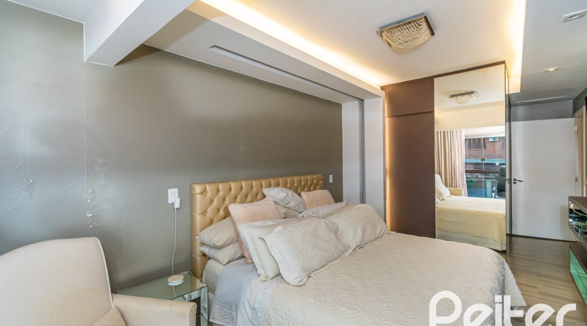 Casa à venda com 323m², 3 dormitórios, 1 suíte, 3 vagas, no bairro Ipanema em Porto Alegre