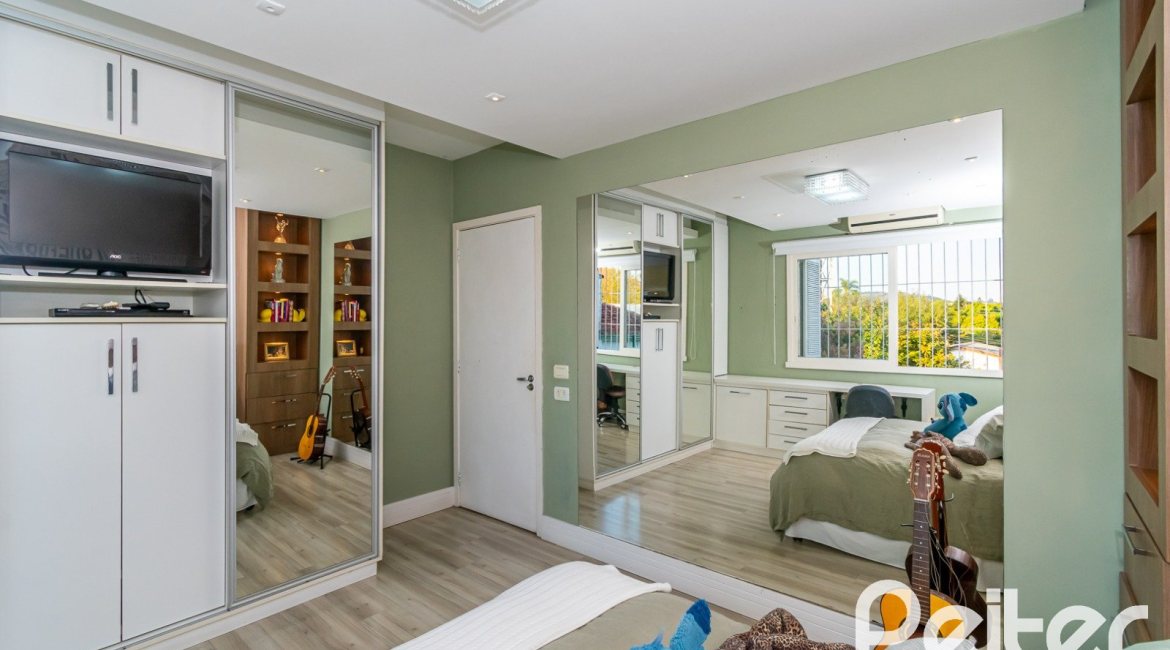 Casa à venda com 323m², 3 dormitórios, 1 suíte, 3 vagas, no bairro Ipanema em Porto Alegre