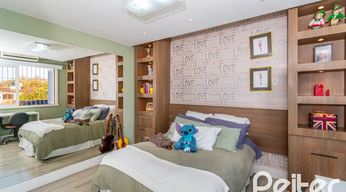 Casa à venda com 323m², 3 dormitórios, 1 suíte, 3 vagas, no bairro Ipanema em Porto Alegre