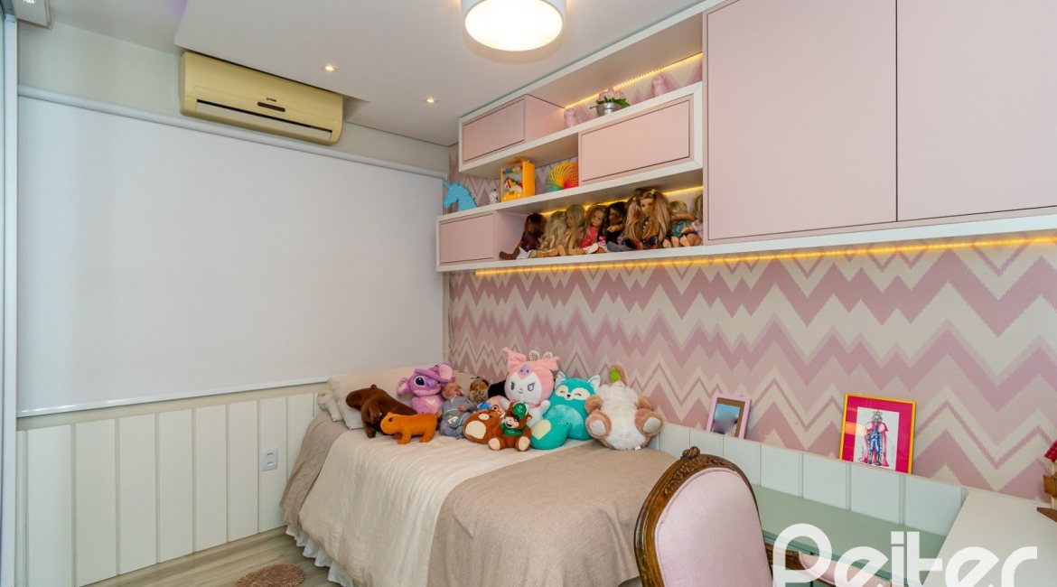 Casa à venda com 323m², 3 dormitórios, 1 suíte, 3 vagas, no bairro Ipanema em Porto Alegre